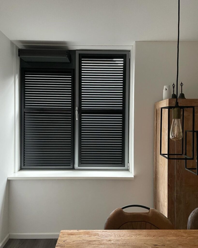 Jaloezieën in frame met magneetstrip tonen flexibiliteit in lichtinval en een elegante afwerking. Eenvoudige installatie zonder gereedschap.