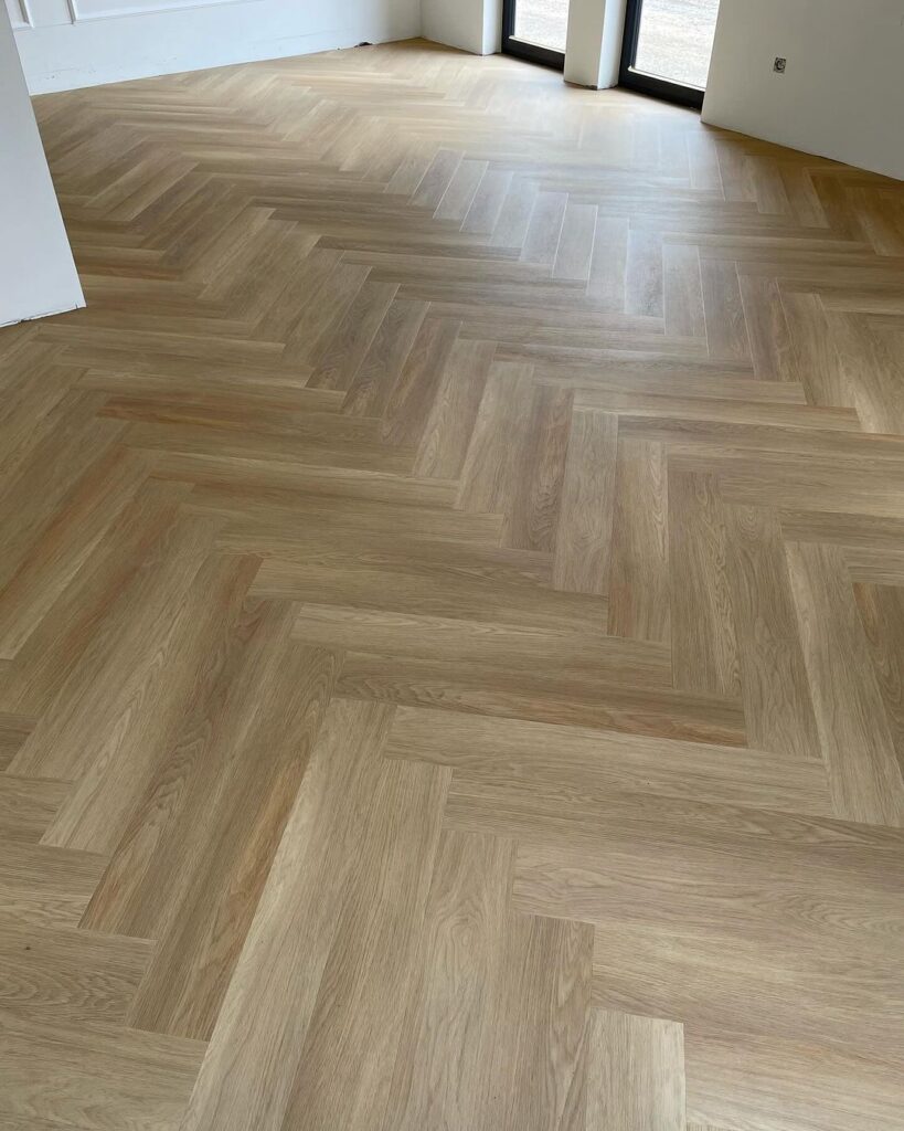 Het eindresultaat van een prachtig geïnstalleerde PVC visgraatvloer in een moderne Belgische woning.